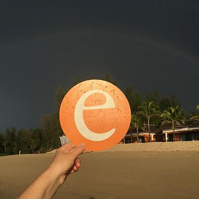 Dezember 2018, Thailand: Unterwegs mit Anja von unserem Kunden Nürnberger Versicherung. Ein Freudensprung mit "e" vor traumhafter Regenbogen-Kulisse am thailändischen Strand. Anja, wir sind sind uns ganz sicher, dass das "e" gerne wieder mit dir auf Reisen geht.