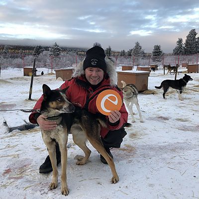 Januar 2019, Canada: Das „e“ leuchtet in der arktischen Landschaft des Yukon in Canada. Wer möchte da nicht gerne tauschen? Unser Team Doc Thomas grüßt aus Whitehorse, wo er gerade mehrere Wochen mit Schlittenhunden verbringt. Mush!