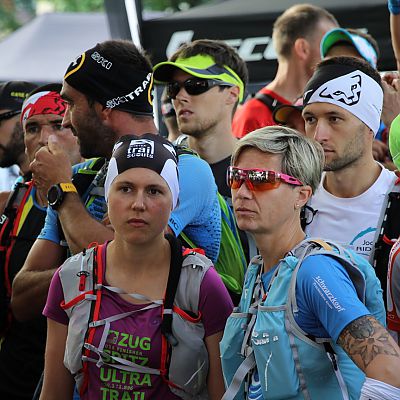 Gang vorne stehen die beiden späteren Siegerinnen Tina Fischl (ASICS Frontrunner​),  Deutsche Berglaufmeisterin 2015, und Anke Friedl (LAC Quelle Fürth​).
