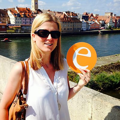 Juli 2014, Regensburg: Unsere Agnes verbringt ihren Urlaub in der oberpfälzischen Heimat. Auf dem Bild posiert Agnes mit unserem "e" auf der berühmten "Steinernen Brücke", einem bedeutenden Wahrzeichen der Stadt Regensburg.﻿