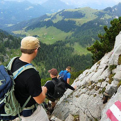 Die "Gipfelstürmer" Jenni, Lukas, Peter, Bart, Stefan und Jochen auf dem Weg vom Steilner Joch (1.747 m) zur BaumoosAlm​.