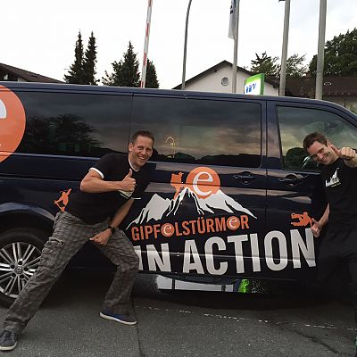Unsere Gipelstürmer im "Finisher-Shirt". Kurz vor der Heimreise im "exito Action Van" nach Nürnberg.