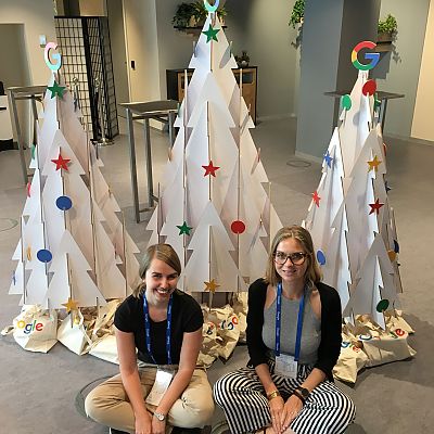 August 2018: Sommer? Lena und Verena sind nach dem „Retail Now“ Event bei Google in München bereits in Weihnachtsstimmung!