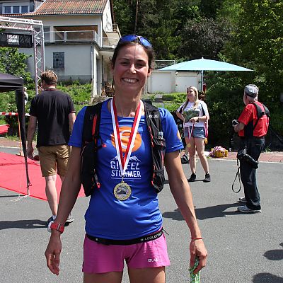 Juni 2019: Frankenweg-Lauf in der Fränkischen Schweiz. Susi Lell geht für das Team "exito Gipfelstürmer" an den Start und landet beim Halbmarathon auf Platz 2.