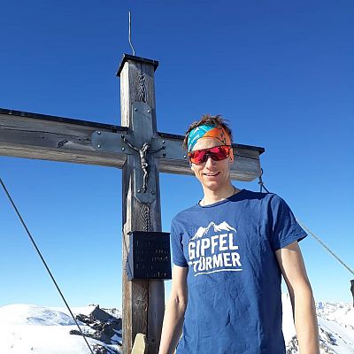 März 2019: Rene, Wegbegleiter unseres Trailrunning-Teams, grüßt im Gipfelstürmer-Shirt vom verschneiten Gipfel.