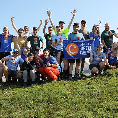 Juli 2021: 4. exitoAlpenCross Etappe. Team-Foto auf dem Weg nach Schlappin.