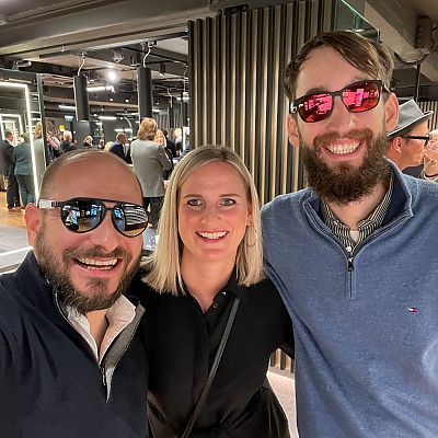 November 2021: Philipp und Michael mit Alexandra Wutscher. Unser Kunde sehen!wutscher eröffnet Österreichs größtes Optik-Geschäft auf über 1.000 Quadratmetern.
