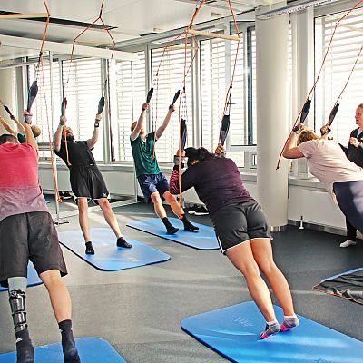 Mai 2022: Sling-Training mit Corporate-Fitness-Coach Antonia. Seit 2015 finden 3x pro Woche Sling-Kurse im exito Sportraum statt.