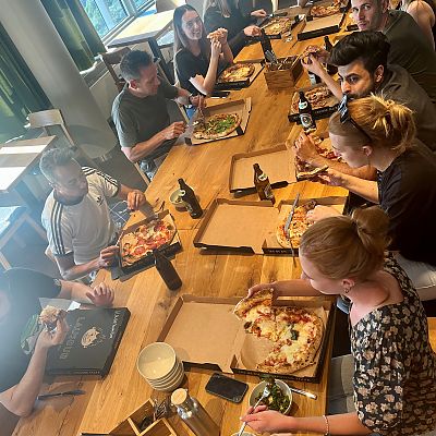 Juli 2022: Neue Team-Mitglieder veranstalten zum Einstand einen Pizza-Abend.