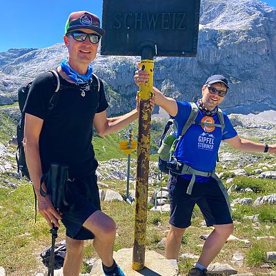 Am ersten gemeinsamen Wandertag überquert unser Gipfelstürmer-Duo kurz nach der Tilisuna-Hütte die Schweizer Grenze und übernachtet im Berghaus Alpenrösli in Partnun.
