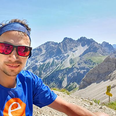 Jonas beendet am Montag vor dem offiziellen Etappenstart sein "Run2Hike"-Projekt in Oberstdorf und reist am Dienstag nach Klosters, um dort das Team zu treffen.