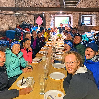 Juli 2022: 5. exitoAlpenCross Etappe. Essen im Kuhstall auf der Alp d'Err.