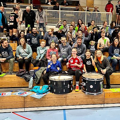 November 2022: Gipfelstürmer-Fanblock zur Unterstützung unserer Carina beim 3. Liga Handball-Spiel HC Erlangen gegen den TuS Steißlingen.
