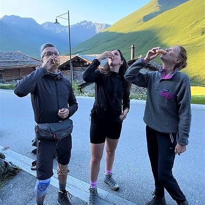 Manuel, Vicky und Svenja trinken einen Pre-Workout-Shot von Xtract, unserem neuen Gipfelstürmer-Partner.