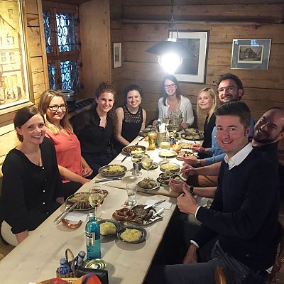 Juni 2016: Fränkisch gemütlicher Abend mit unserem Kunden mömax im Nürnberger Bratwursthäusle ... Bilanz: 9 Leute essen über 100 Nürnberger Rostbratwürste ;-))﻿