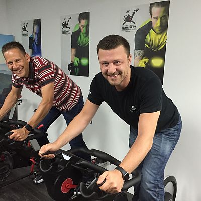 Mai 2016: Erst das Meeting, dann der Sport ;-) Stefan steigt bei unserem Kunden Team ICG Germany mit Thomas in die Pedale der brandneuen Tomahawk-Modelle ...﻿