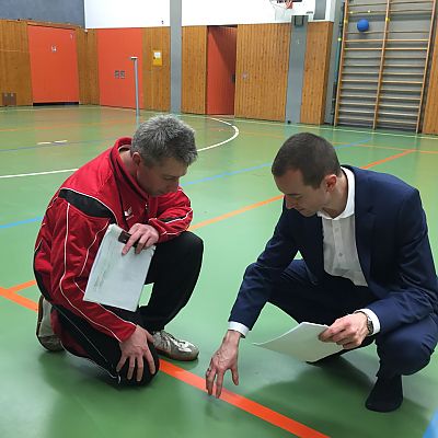 April 2016: Goalball-Regelkunde für Lutz beim Briefing, ein paar Tage vor unserem Helfer-Einsatz bei der Goalball-Bundesliga.