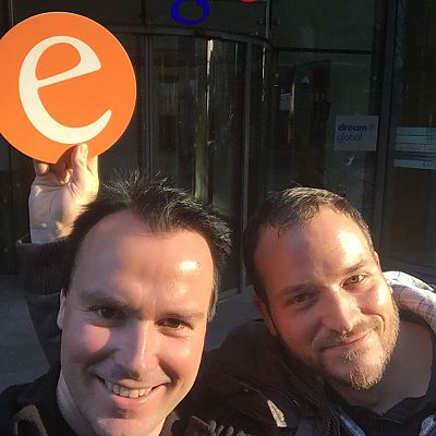 Oktober 2015: Unsere Data-Jungs Michael und Thomas grüßen per "e"-Selfie vom Google AdWords Scripts Workshop aus Hamburg.