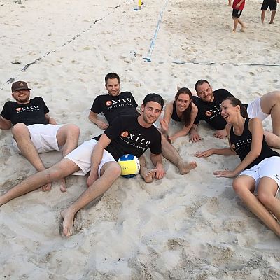 Juli 2015: Sand, Sand, überall Sand ... und mittendrin unsere Beach-e's. Unsere Beachvolleyballer hatten auf diesen Abend hingefiebert. Resultat: das erste gewonnene Spiel in der 17-jährigen Firmengeschichte. Überragender Sieg gegen Team Touchdown im HALBFINALE (der 4 Gruppen-Letzten) und am Ende Platz 14 beim Firmenbeachcup Nürnberg.