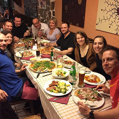 März 2015: Wer bezwingt die MEGA-Pizza? Team-Abend in der Trattoria Da Sebastiano nach wochenlangem Meeting-Marathon! Bilanz: 3x33 cm bezwungen ;-)﻿