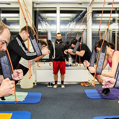 Januar 2015: Mit er Büroerweiterung und der Eröffnung des Sportraums fiel der Startschuss zum Sling-Training mit Corporate-Fitness-Coach Markus.