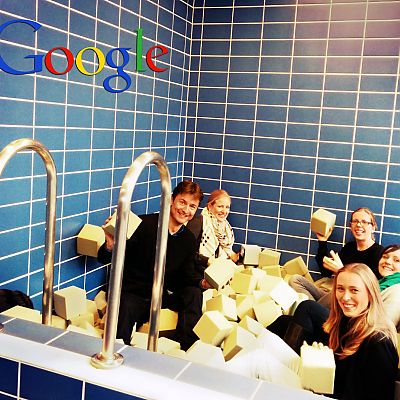 November 2014: Das Google Office in Hamburg ist "ungewöhnlich" bis "abgefahren". Man kann hier sogar Meetings in einem mit Schaumstoff-Blöcken gefüllten "Schwimmbad" abhalten. Quasi für die "Fluten an Ideen" ;-)