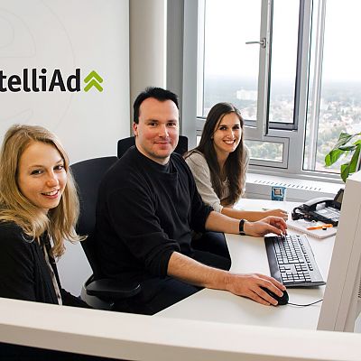 Oktober 2014: intelliAd-Besuch im Business Tower. Stefanie und Katrin, hier im Bild bei einer Einzel-Session mit unserem Thomas, tauchen den ganzen Tag in die exito-Welt ein.