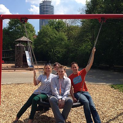 April 2014: Katrin, Peter und Stefan machen mit Jonas, unserem „Embedded Googler“ aus Dublin, den Spielplatz am Business Tower unsicher.