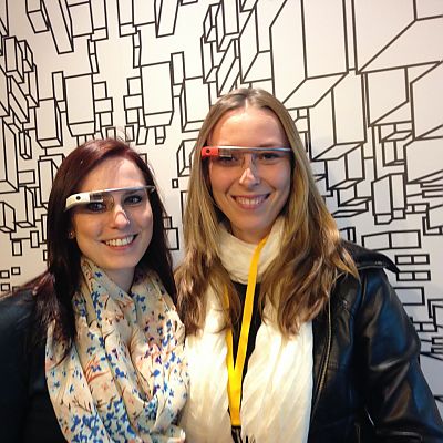 April 2014: Google Glass Demo im Rahmen des EMEA Agency-Events "Accelerate Performance" in Dublin. Franzi und Kerstin freunden sich mit der Google Datenbrille an.