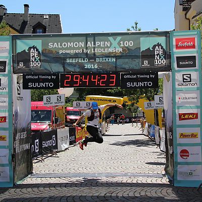August 2016: "Miyagi-Ziel-Sprung". Verrückt, nach 160,40 km. Stefan ist stolzer Finisher der Alpen X 100 Premiere. In 39:44.03,7 landet Stefan auf Platz 23 (AK 13).
