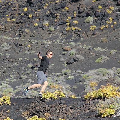 Stefan testet, wie sich das Laufen auf Vulkangestein anfühlt ...
