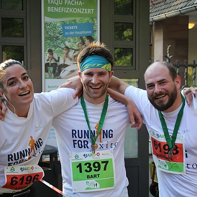 Juni 2017: Tiergartenlauf Nürnberg. Lucía, Bart und Michael sind glücklich nach dem Zieleinlauf.