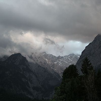 Am nächsten Morgen ... Waxenstein und Alpspitze noch in Wolken. Bald sollte es sonnig und warm werden ...