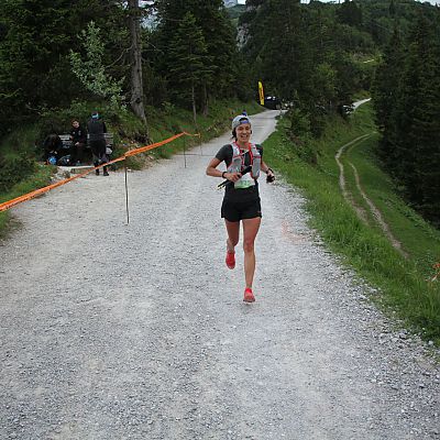 In einem MEGA-Tempo kommt Lisa Mehl von V10 und sprintet fast schon ins Tal. Sie gewinnt den Ultratrail in 13:54.22,1.