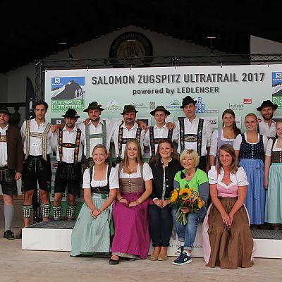 Der Bürgermeister von Grainau​ (links) mit ganz vielen lokalen Unterstützern dieser sehr gelungenen Veranstaltung. Zugspitzdorf Grainau​