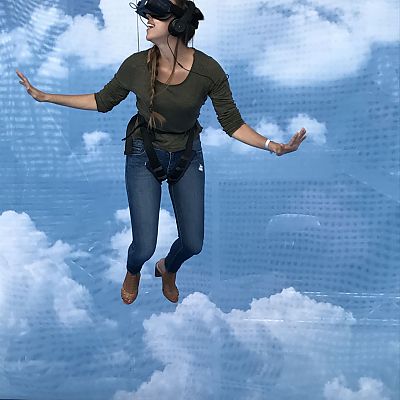 Juni 2017: Amanda über den Wolken. Beim Indoor-Virtual-Reality-Skydiving auf dem ICEEfest in Bukarest.