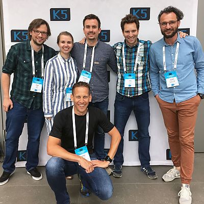 Juni 2017: Unsere #K5BLN Crew mit Lena, Bart, Peter und Stefan, auf dem Bild gemeinsam mit Jochen (mömax) und Alex (GRAVIS).