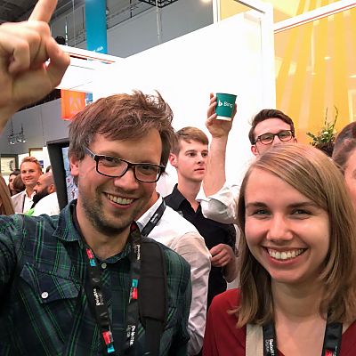 September 2017: Lena und Peter am Google-Stand auf der dmexco. Dominik (Bing) crashed das Foto mit einem bing-Becher auf der Google-Stand-Party.