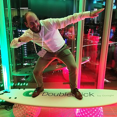 September 2017: Michael auf der Suche nach der perfekten Welle. Am Vorabend der dmexco auf der DoubleClick-Party im KölnSKY.