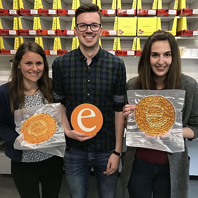 September 2017: Tolles Ergebnis!! Isabel und Zaira belegen Gummibärchen-Pizzen im exito-Design.