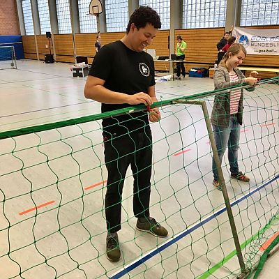 April 2017: Ehrenamtlicher Einsatz beim 3. Goalball Bundesliga Spieltag 2017. Lena und Joé befestigen das Tor-Netz.