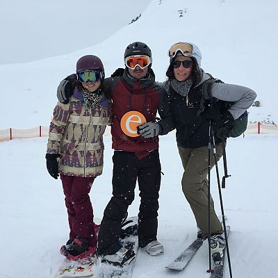 März 2018: Ana, Lucía und Tobi auf der Piste beim BLUE TOMATO Dirty Thirty Event "The Backyard" im Snowpark Obertauern.