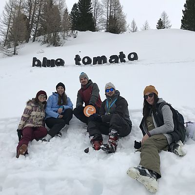März 2018: Party Modus ON! Unser Kunde BLUE TOMATO wird DREISSIG und feiert den großen Geburtstag mit dem Dirty Thirty Event "The Backyard" im Snowpark Obertauern. Wir feiern mit - unser "e" ist gemeinsam mit Ana, Amanda, Lucía, Tobi und Giuseppe nach Österreich gereist. 