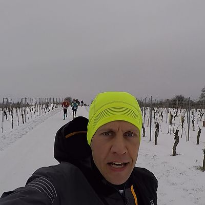 März 2018: Unser Gipfelstürmer Stefan läuft beim Trail du Petit Ballon 2018 durch die verschneiten Weinberge in den französischen Vogesen.