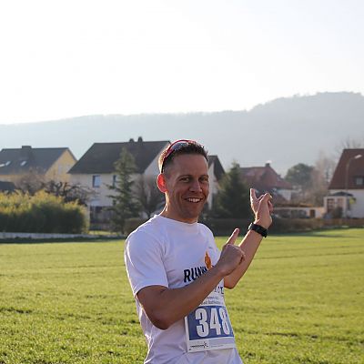 Start in einen tollen Tag beim Obermain-Marathon. Um 08:15 Uhr, kurz vor der Startaufstellung, zeigt Stefan zum Staffelberg.