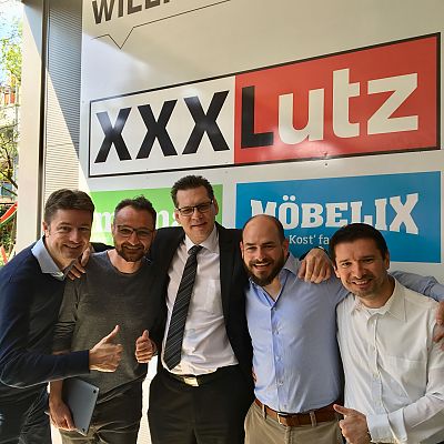 April 2018: Zufriedene Gesichter nach dem mömax-Meeting in Wels. Michael und Jochen mit Christian, Jochen und Mario von unserem Kunden mömax.
