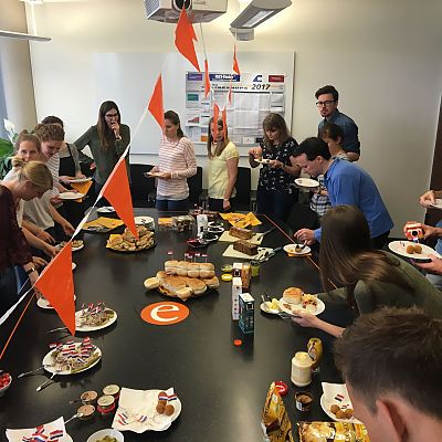 April 2018: ORANGE-Flair im exito Office! Unser Bart hat die niederländische Version von "Cook your Country" präsentiert, inklusive original "Friteusen-Duft" in den Gängen ;-)