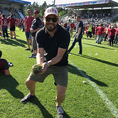 Mai 2018: Nie mehr 2. Liga, nie mehr! Wir gratulieren dem 1. FC Nürnberg zum Aufstieg in die 1. Bundesliga. Unser Michael hat sich in Sandhausen ein Stück "Aufstiegsrasen" gesichert und feiert mit gefühlt 10.000 Glubb-Fans den Rekordaufstieg.